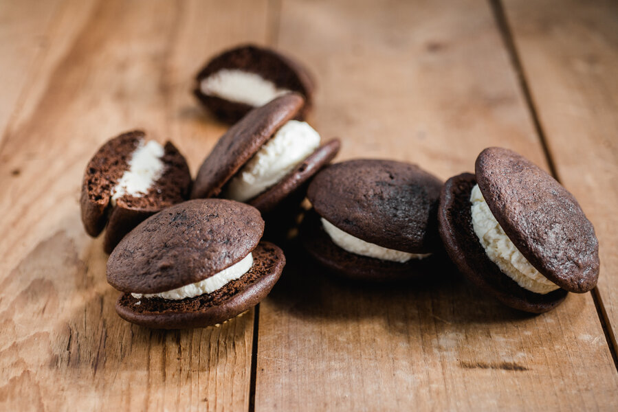 How To Make Classic Maine Chocolate Whoopie Pies - Thrillist