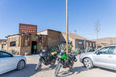 motorcycles outside Pappy and Harriet's