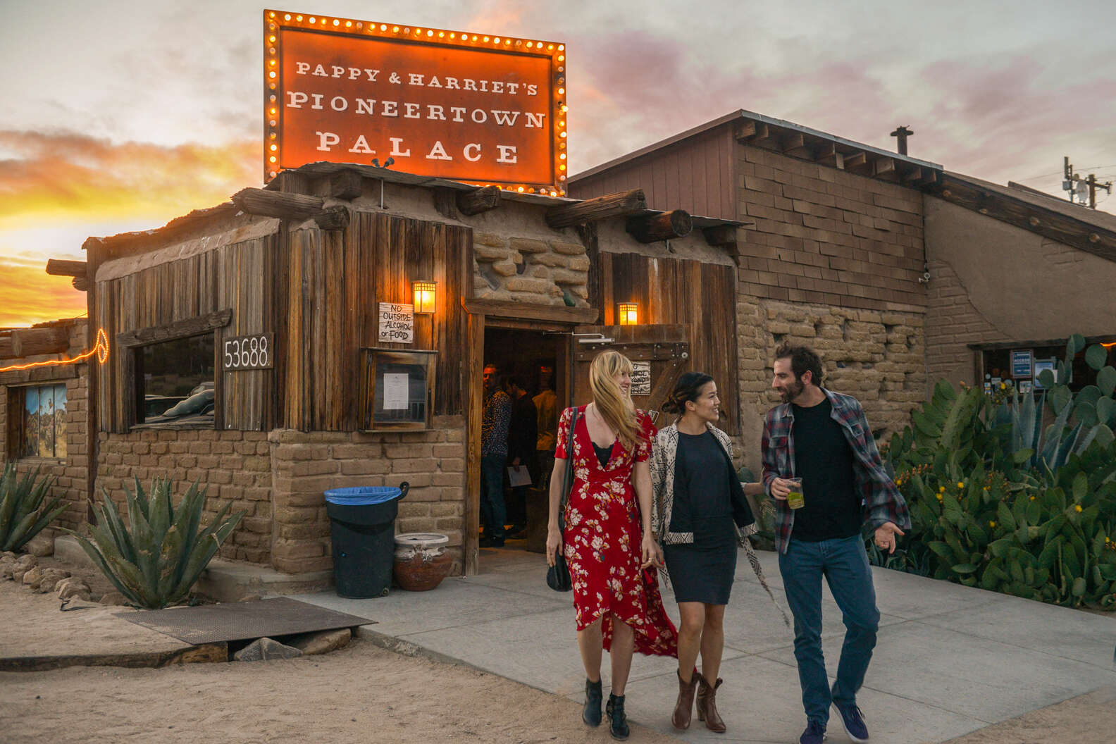 Pappy & Harriet's Is a Must-Visit Bar in Joshua Tree - Thrillist