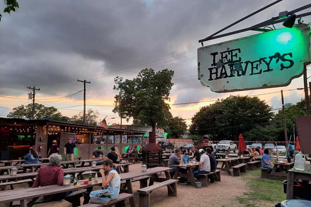 Best Dive Bars In Dallas 11 Places You Need To Check Out Right Now Thrillist