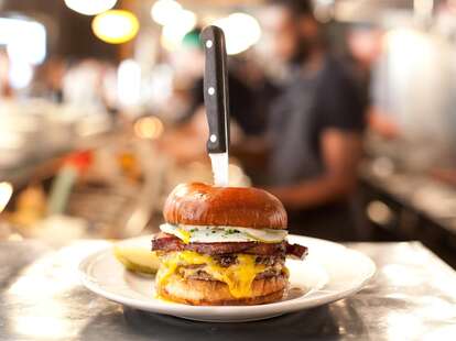Best Burgers In Chicago Good Burger Spots For Delivery Takeout Now Thrillist Best Burger In Chicago 2022