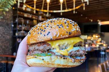 Best Burgers In Chicago Good Burger Spots For Delivery Takeout Now Thrillist Best Burger In Chicago 2022