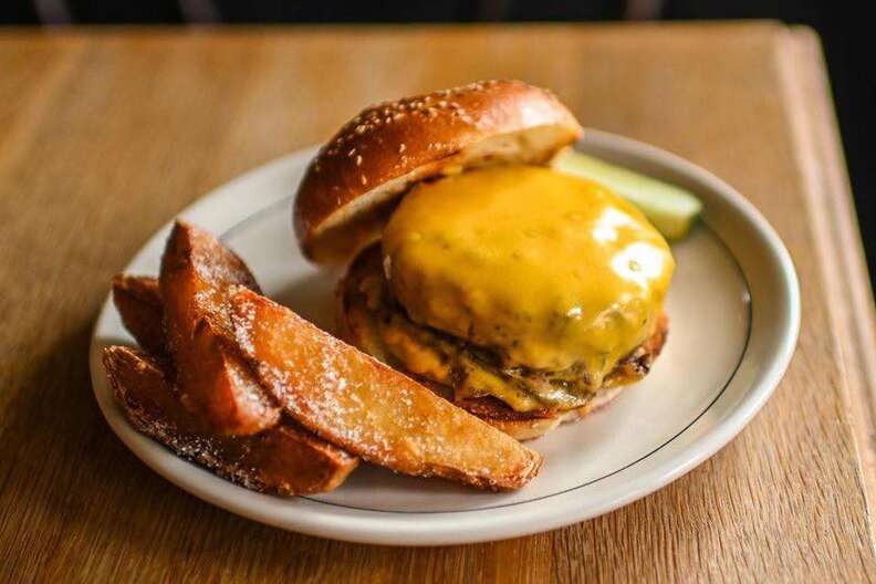 Best Burgers In Nyc Good Burger Spots For Delivery Takeout Orders Thrillist