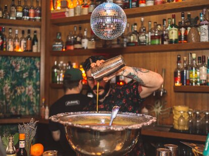 Best Bars In Chicago Cool New Places To Drink Our All Time Favorites Thrillist
