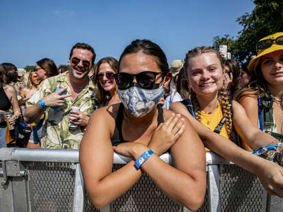 lollapalooza 2021 festival attendee in mask