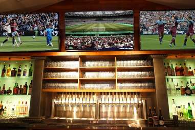 Best Sports Bars In Los Angeles Where To Spend Game Day In La Thrillist