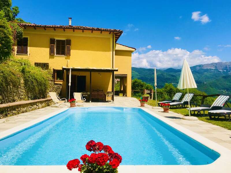 La coppia si ritira dalla villa italiana della Garfagnana per $ 35