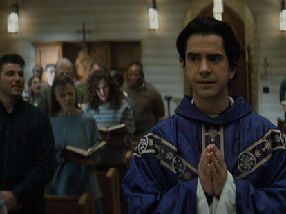 midnight mass, hamish linklater as father paul