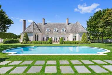 A gorgeous Hamptons estate close to the ocean