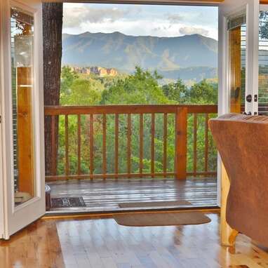 Log cabin with high-end amenities and views of the Smoky Mountains