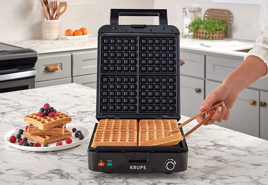 BELLA Classic Waffle Iron, 4 Square Belgian Waffle Maker, Non-stick Extra  Large Plates for Easy Cleanup, Cool Touch Handles, Stainless Steel, Black