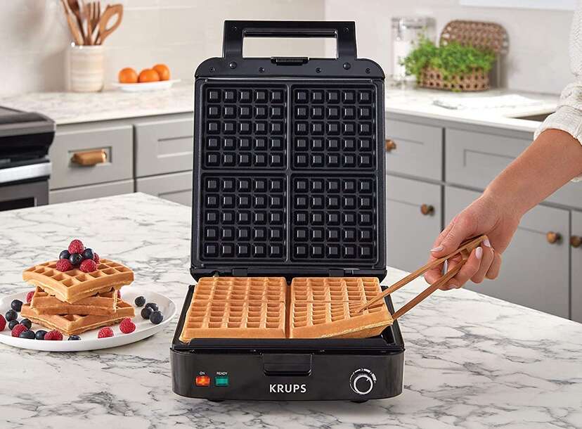 BELLA Classic Belgian Waffle Maker, Nonstick Extra Deep Plates, Browning  Control Knob, Locking Latch and Cool Touch Handle, 7 Round, Stainless  Steel