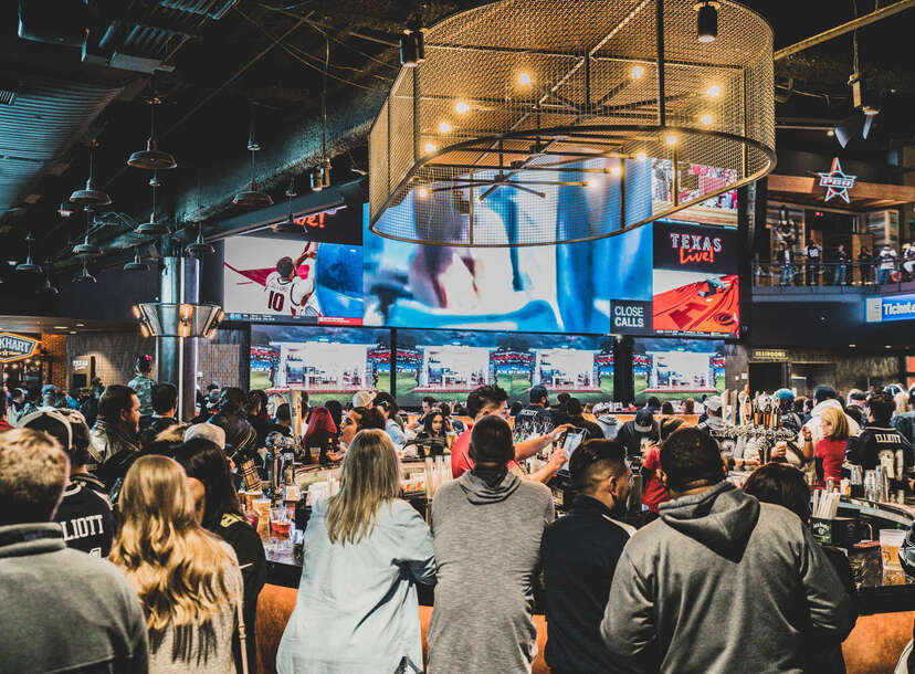 Texas Live! - Thousands Pack Arlington Restaurant To Watch Cowboys Game