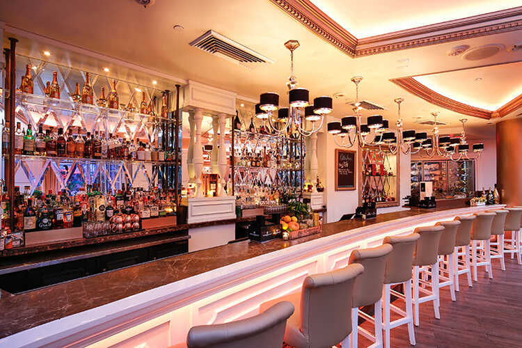 Villa Azur Restaurant and Lounge