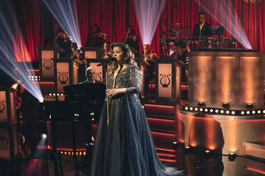 kelly clarkson in when christmas comes around, kelly clarkson 2021 christmas special