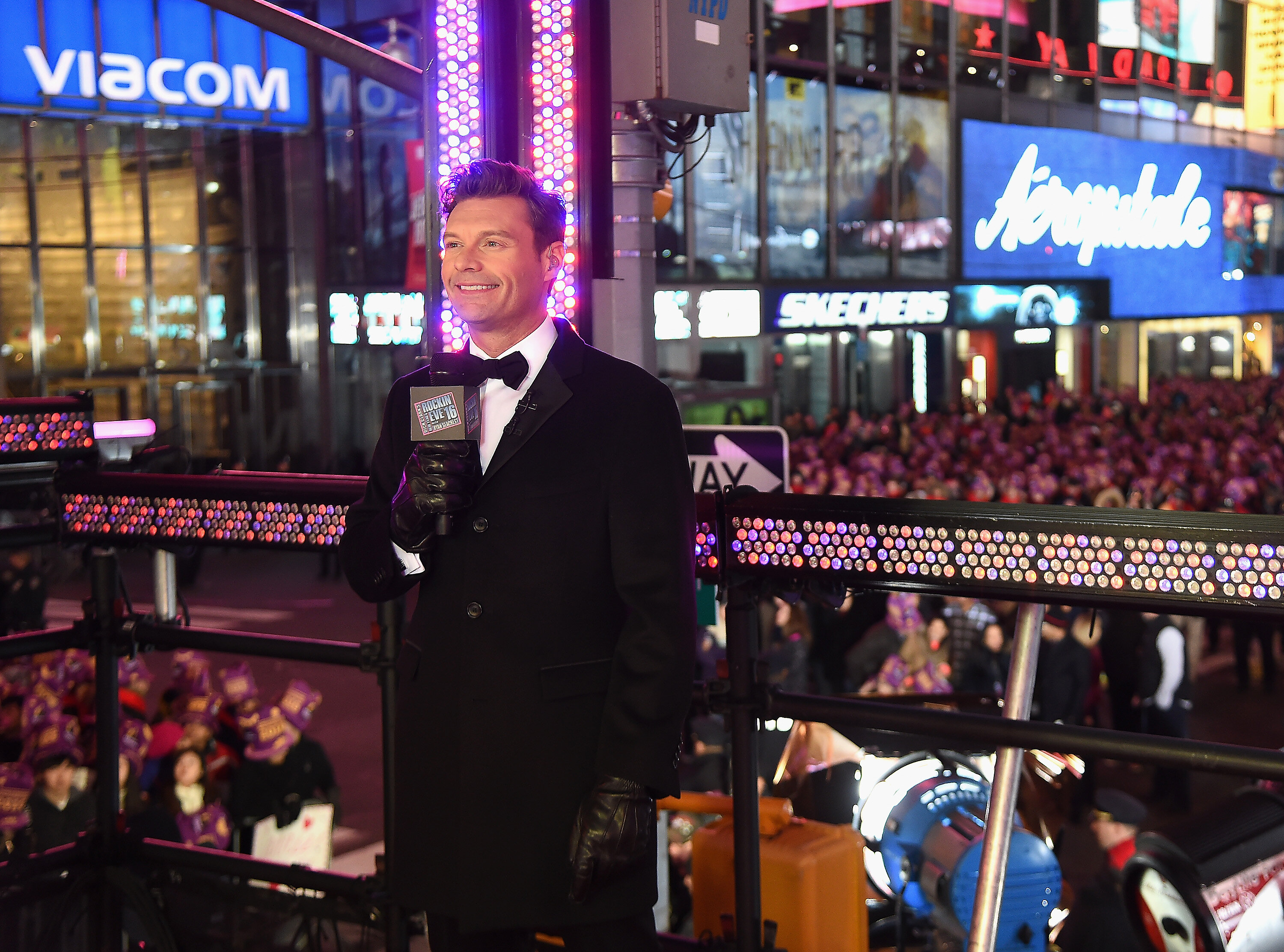 Christmas Musical Specials 2022 Abc Nbc Cbs Christmas Tv Specials 2021: Every Holiday Special Airing This Year -  Thrillist