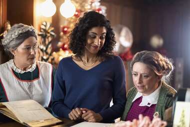 vella lovell in A Clüsterfünke Christmas