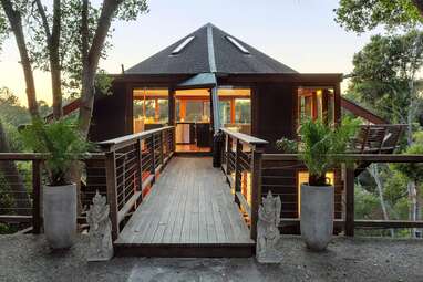 Luxe modern lodge with ocean views