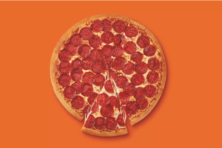 Пицца пепперони на черном фоне. Hot n ready пицца коробка. Реклама пицца little Caesar. Bg preset pizza Tower.