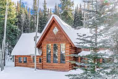 Ski-in/ski-out lodge with free transport into town