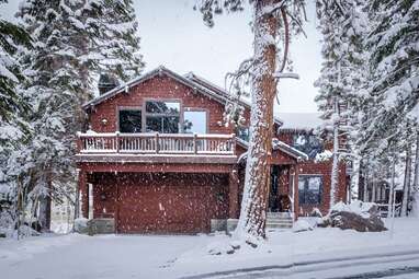 Mammoth Lakes home with ski-in/ski-out access