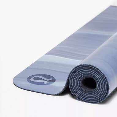 The reversible purple / blue yoga mat - LULULEMON  Lululemon yoga mat,  Lululemon yoga, Yoga photoshoot