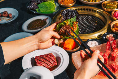 How to do Korean barbecue - Urban Adventures