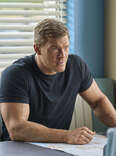 alan ritchson in reacher