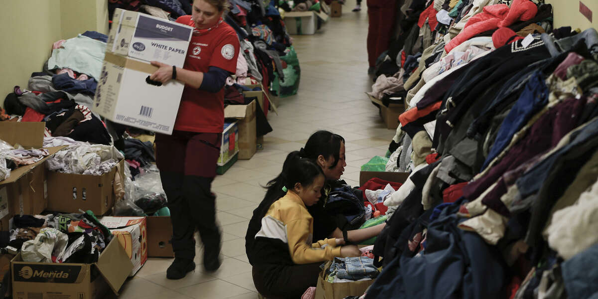 Women and Children Refugees Continue To Flee Ukraine Alone - Vimarsana News