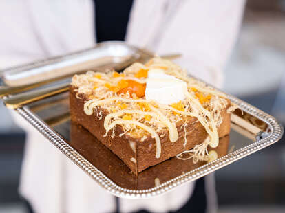 Yema de huevo salada y huevo salado Pan vietnamita Dessert Da Vin Davian Westminster Cafe