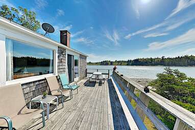 Waterfront cottage with wood-burning fireplace