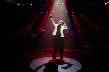 Barry Manilow – The Hits Come Home!