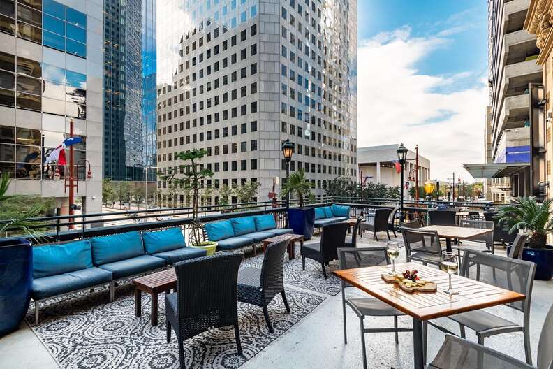 Introducir 45+ imagen le meridien houston roofTop bar ...