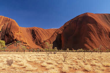 Australijos milžiniškas uluru uolų darinys deserto viduryje