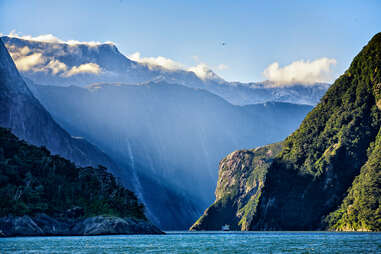 Des rochers spectaculaires forment l'entrée de Milford Sound, Fiordland.