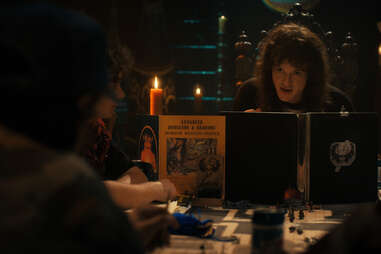 Joseph Quinn in stranger things 4, the hellfire club stranger things