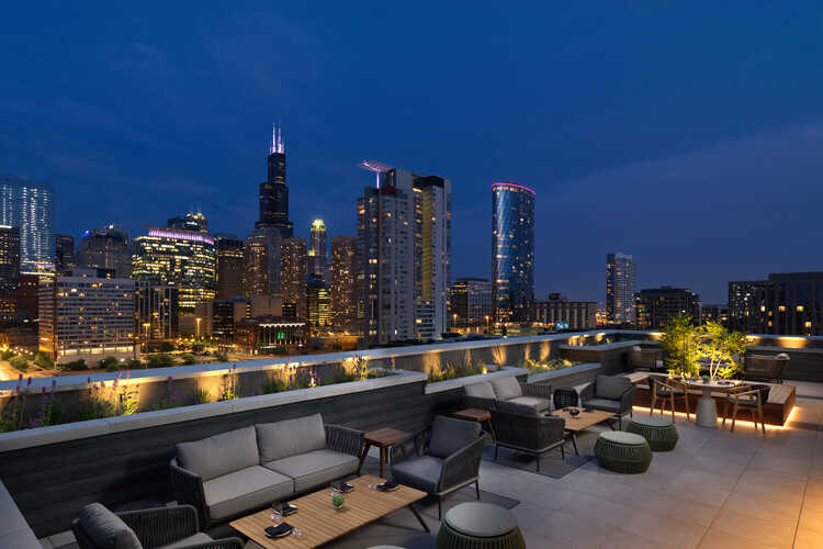 Best Rooftop Bars in Chicago: Cool Places to Drink With a Good View ...