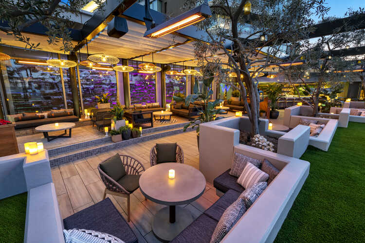 Upside Rooftop restaurant & bar - Picture of Canopy by Hilton