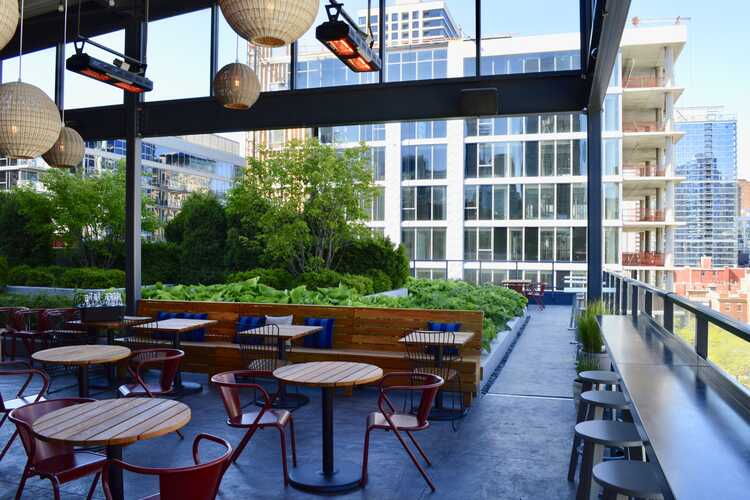 Best Rooftop Bars in Chicago: Cool Places to Drink With a Good View ...