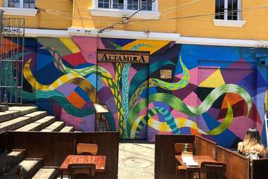 Puerta pintada del bar Altamira