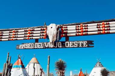 a sign reading Paseo del Viejo Oeste