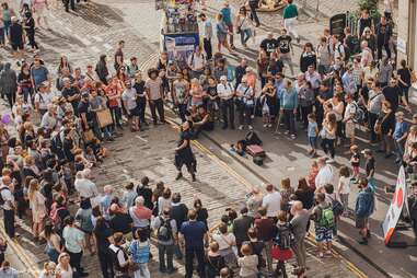 Artiste de rue entouré de spectateurs à Édimbourg