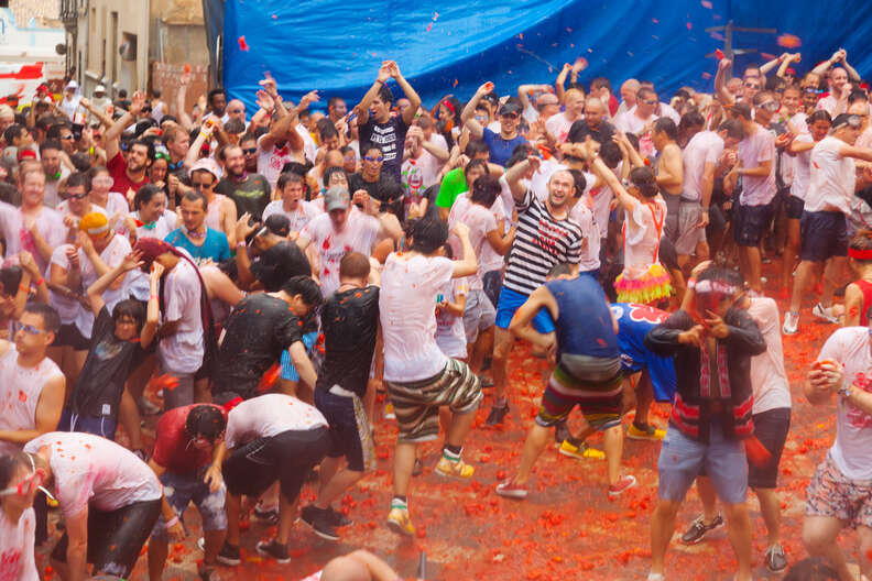 les gens ayant une bataille de nourriture à la tomate en Espagne