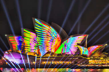 l'opéra de sydney illuminé comme un papillon