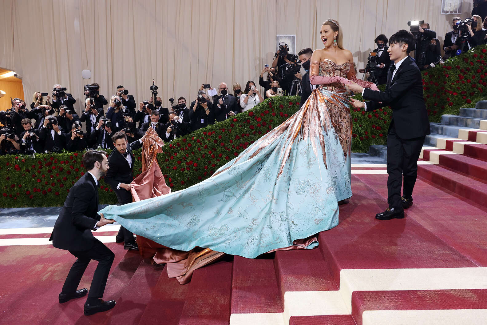 Blake Lively Transformed Into Lady Liberty In The Middle Of The Met Gala  Red Carpet