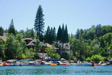 lake houses and boats 