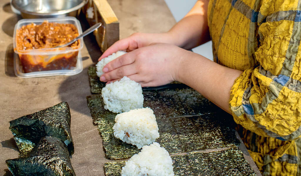 おにぎりの作り方：完璧な日本のおにぎりのためのレシピ