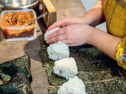 making onigiri