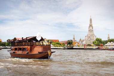 Un bateau fluvial sur le fleuve Chao Phraya