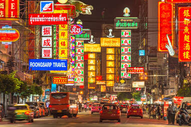 La route de Yaowarat éclairée par des enseignes au néon la nuit